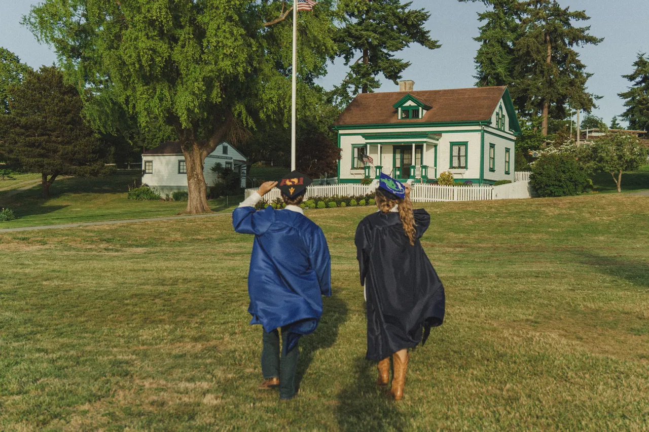 Graduation sessions photographed at University of Washington, Seattle, 2025-05-24.